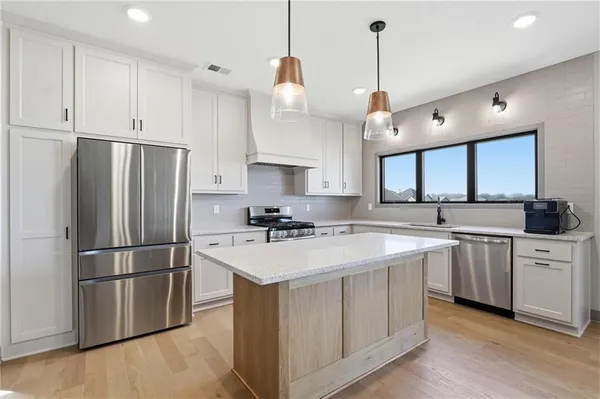 $640,000 | 7080 Northwest Forest Lakes Drive, Parkville, MO 64152