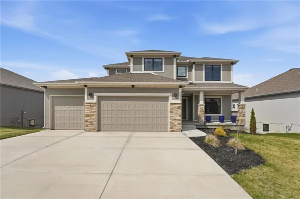 $640,000 | 7080 Northwest Forest Lakes Drive, Parkville, MO 64152