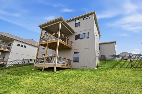 $640,000 | 7080 Northwest Forest Lakes Drive, Parkville, MO 64152