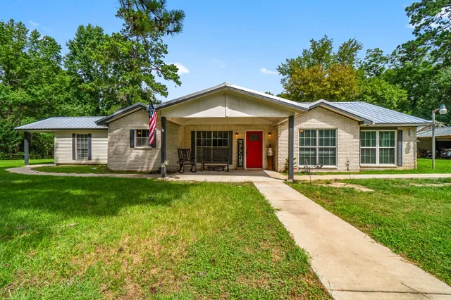 a view of a house with a backyard
