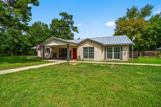 a view of a house with a backyard