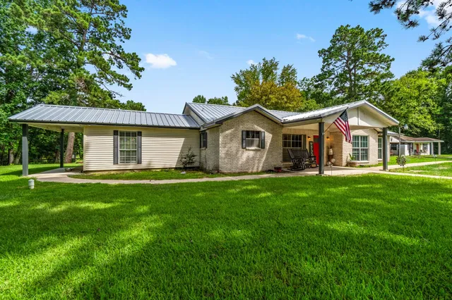 a view of a house with a backyard