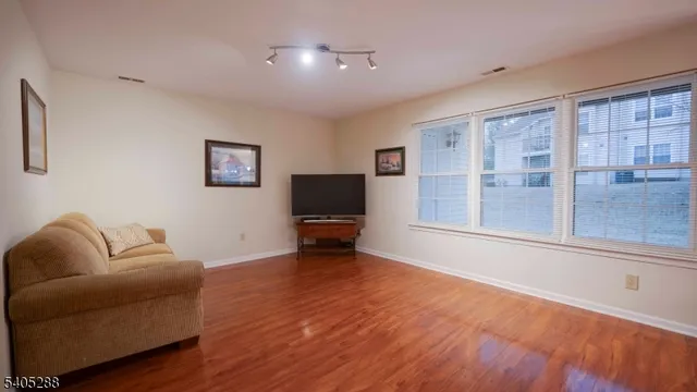 $279,000 | 402 Hunt Drive, Milford, NJ 08848