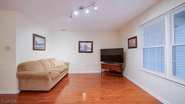 $279,000 | 402 Hunt Drive, Milford, NJ 08848