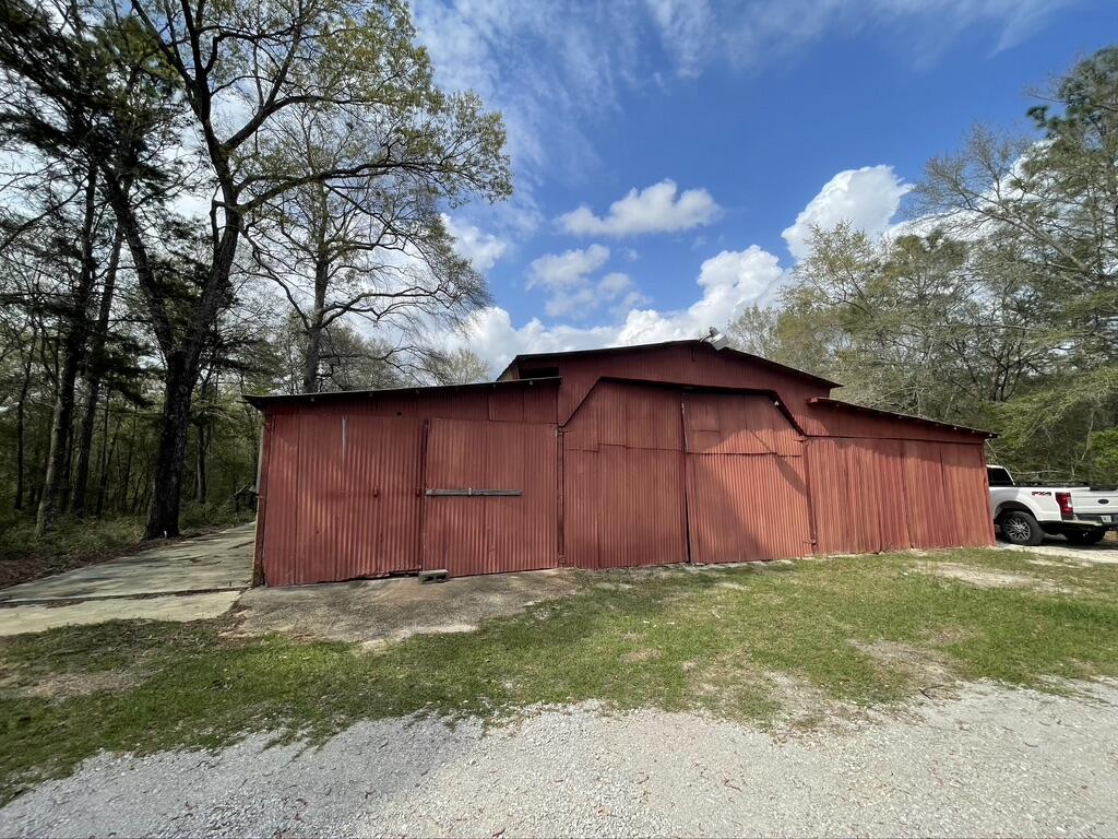 4223 Poverty Creek Road Crestview, FL 32539 - Photo 4 of 27 a view of a backyard of the house