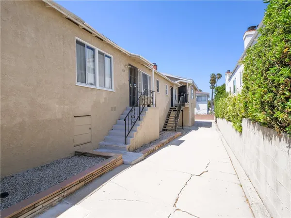 a view of a house with a backyard