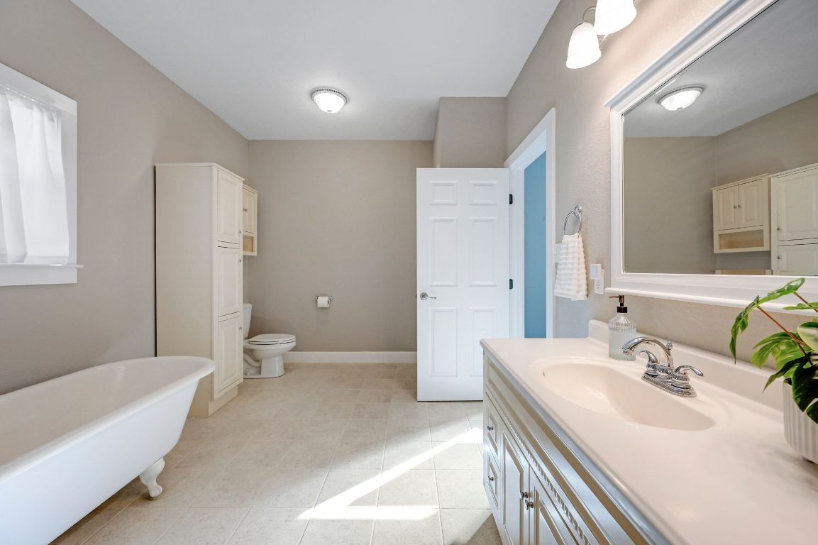 881 Saddle Ridge Drive Wimberley, TX 78676 - Photo 21 of 30 a bathroom with a bathtub shower sink and toilet