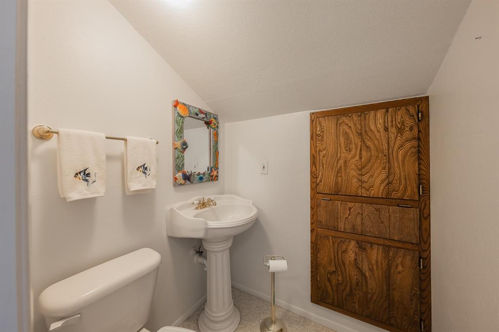 2003 Edgebrook Court Arlington, TX 76015 - Photo 37 of 40 a bathroom with a sink toilet and mirror