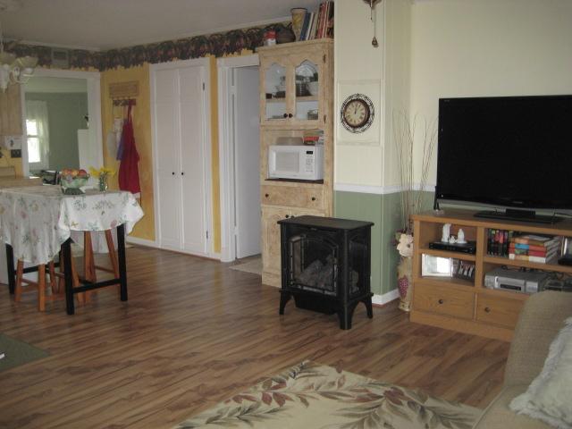 3451 Sainville Road Manchester, TN 37355 - Photo 11 of 20 Gas/Propane Stove helps to lower your heat bill in the winter months and makes the room so cozy & warm.