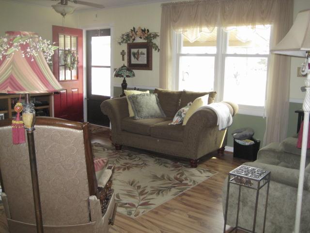 3451 Sainville Road Manchester, TN 37355 - Photo 8 of 20 Living Room has beautiful laminate flooring. Large picture window lets in all kinds of natural lighting.