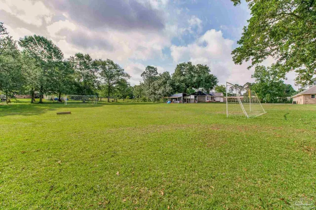 a view of a house with backyard