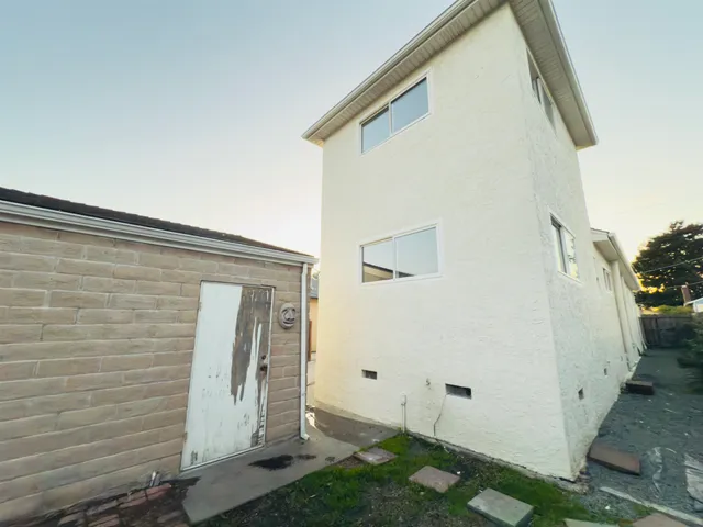 a view of a house with backyard