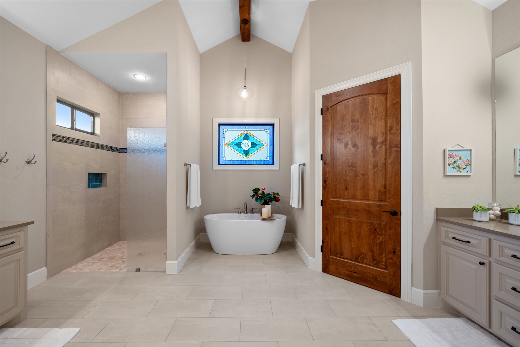 30163 High Spirit Ranch Road Hempstead, TX 77445 - Photo 21 of 47 A striking stained-glass window
serves as the focal point above the
freestanding soaking tub, all set
beneath a soaring cathedral ceiling
that adds vertical space and
elegance.