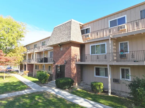 $159,900 | 2504 West Algonquin Road, Unit 17, Rolling Meadows, IL 60008