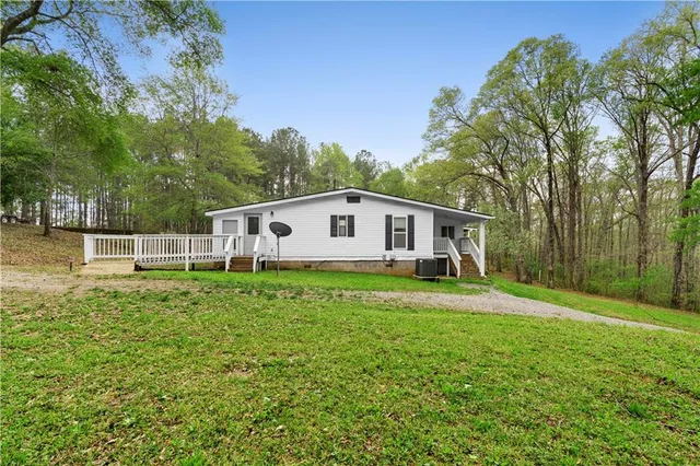 a view of a house with backyard