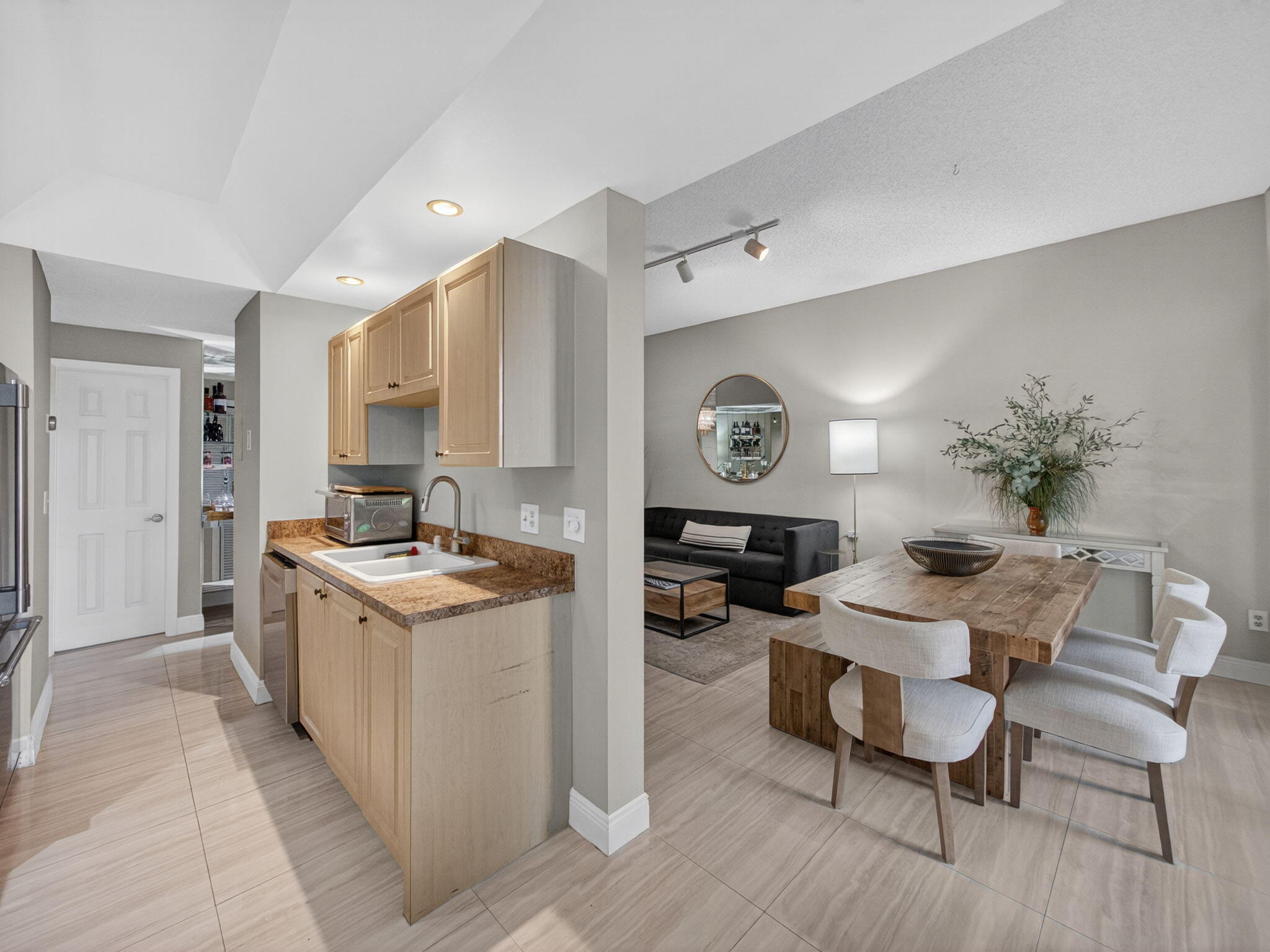 7472 La Paz Boulevard, Unit 109 Boca Raton, FL 33433 - Photo 13 of 29 a kitchen that has a table and chairs in it