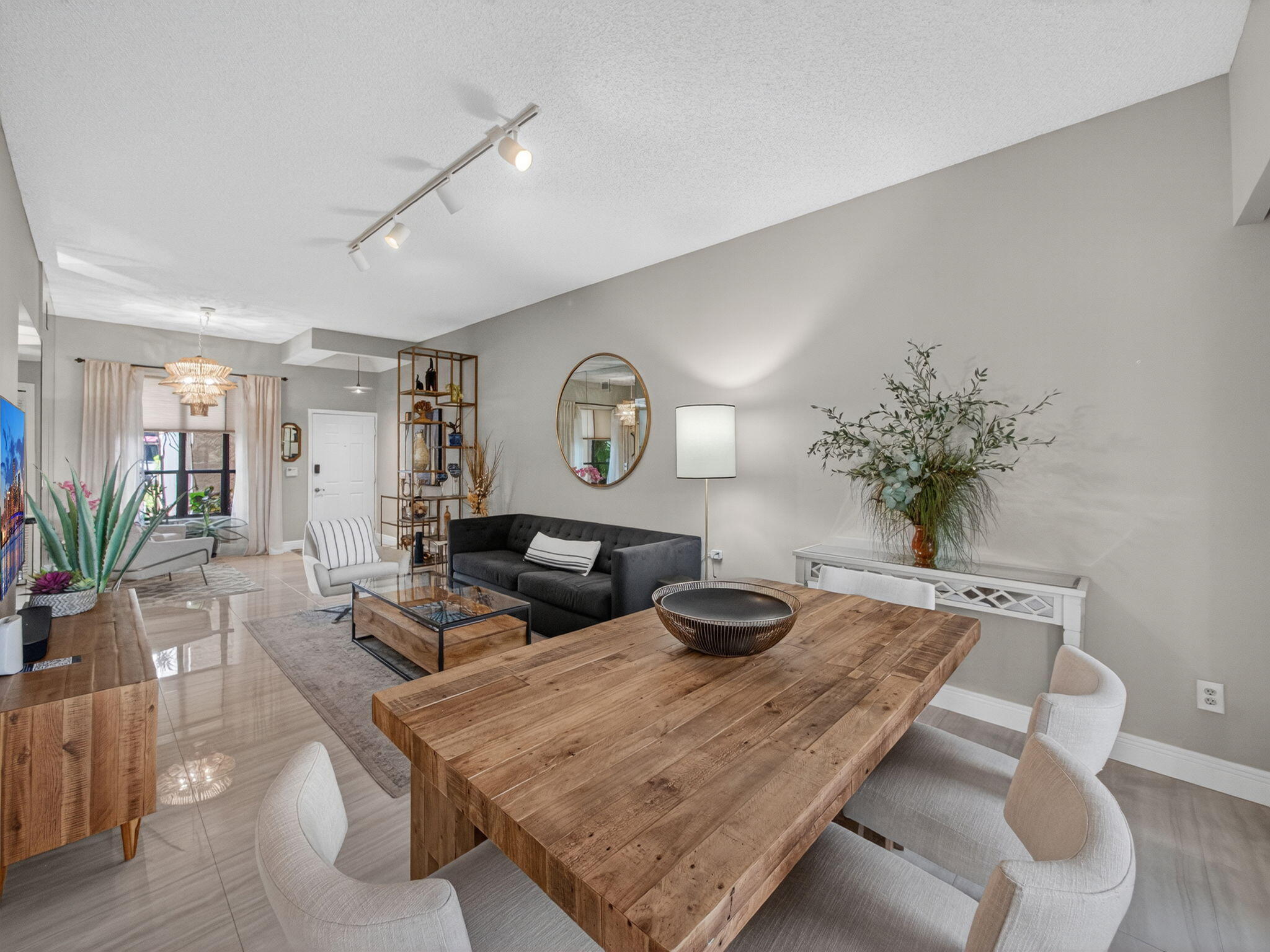 7472 La Paz Boulevard, Unit 109 Boca Raton, FL 33433 - Photo 9 of 29 a living room with furniture and a potted plant
