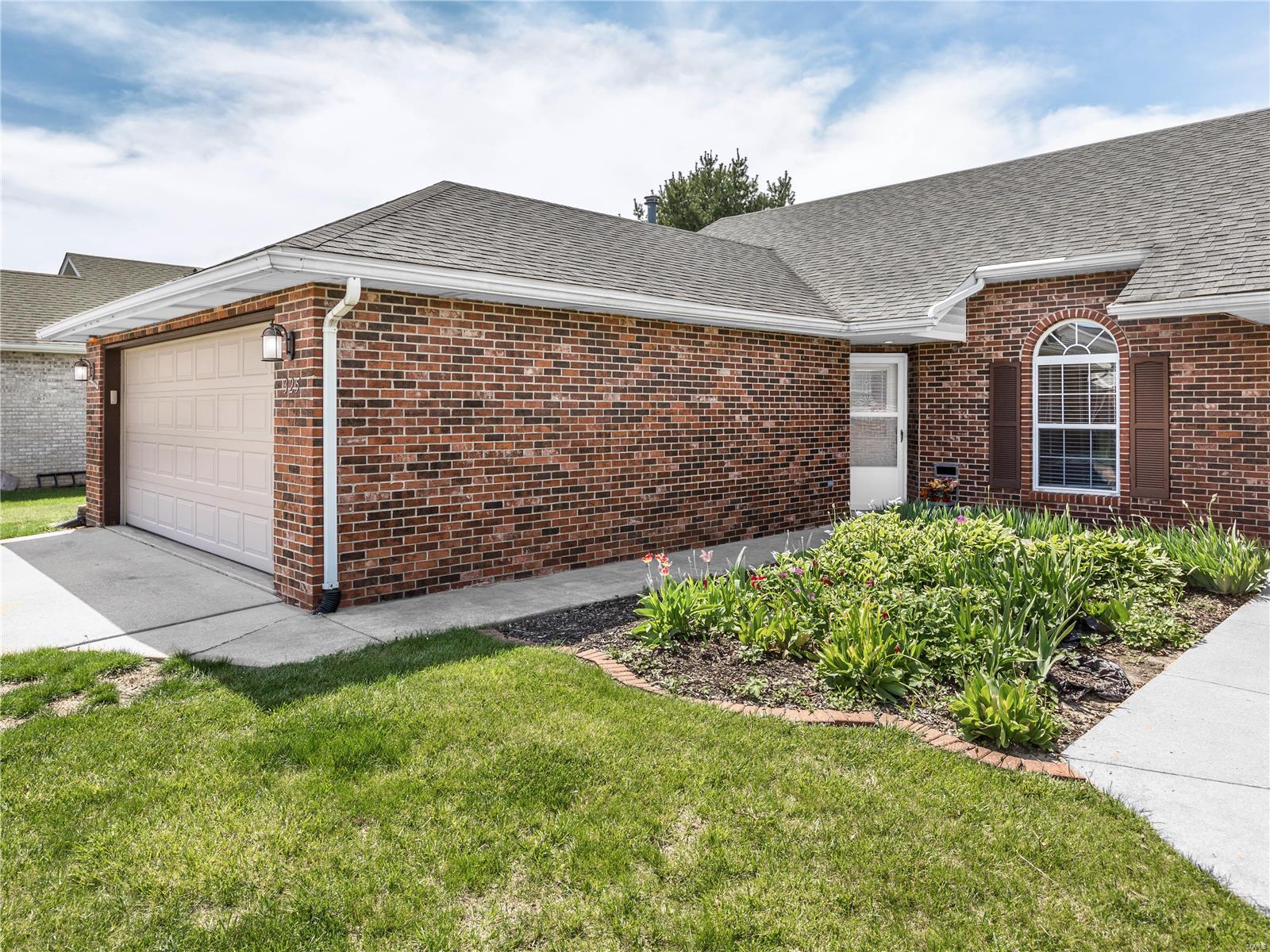 325 Radcliff Road Shiloh, IL 62221 - Photo 2 of 36