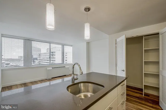 $2,990 | 2200 Benjamin Franklin Parkway, Unit 2BE0312, Philadelphia, PA 19130