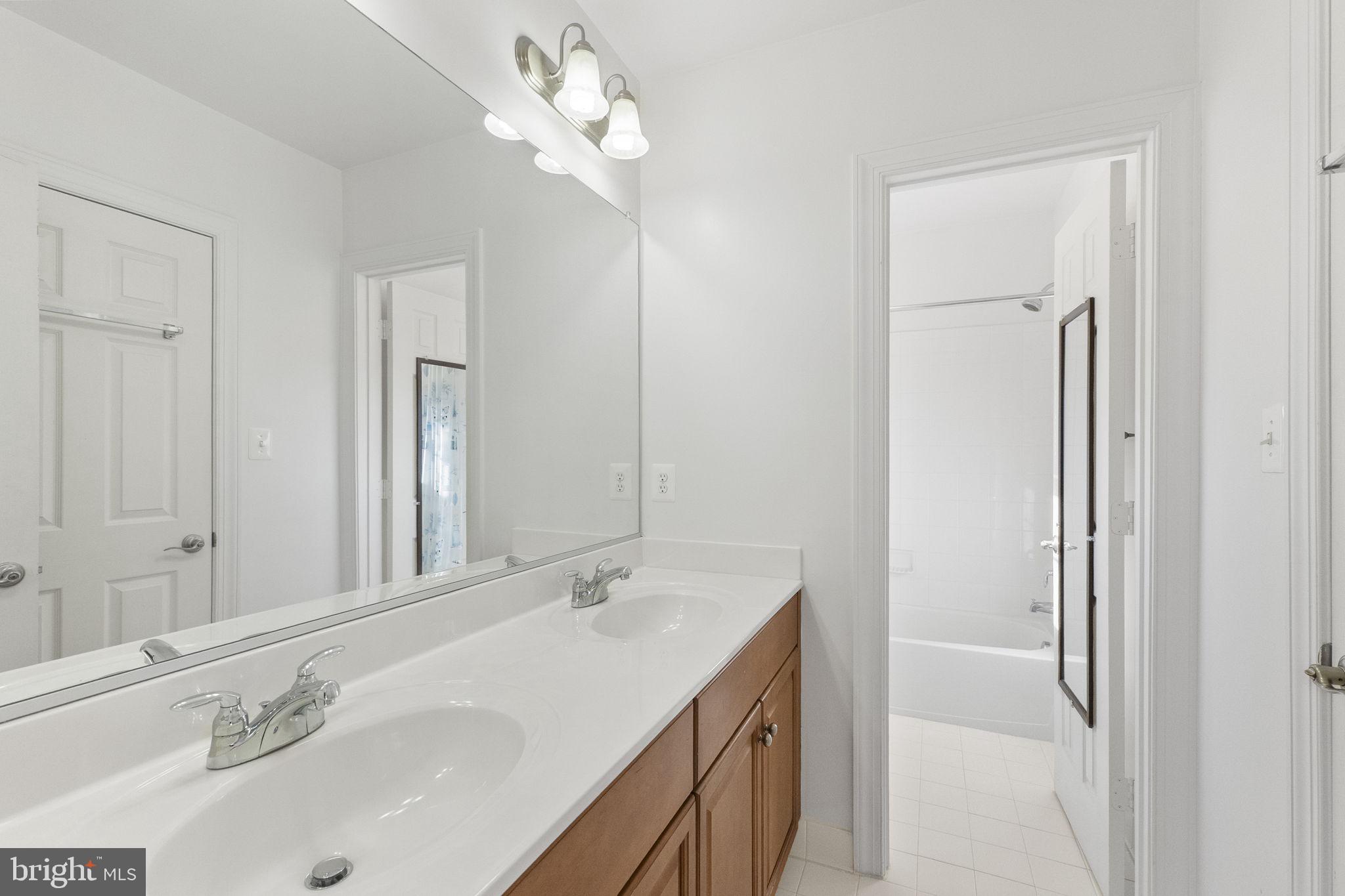 11902 Piedmont Road Clarksburg, MD 20871 - Photo 47 of 64 Jack and Jill bath