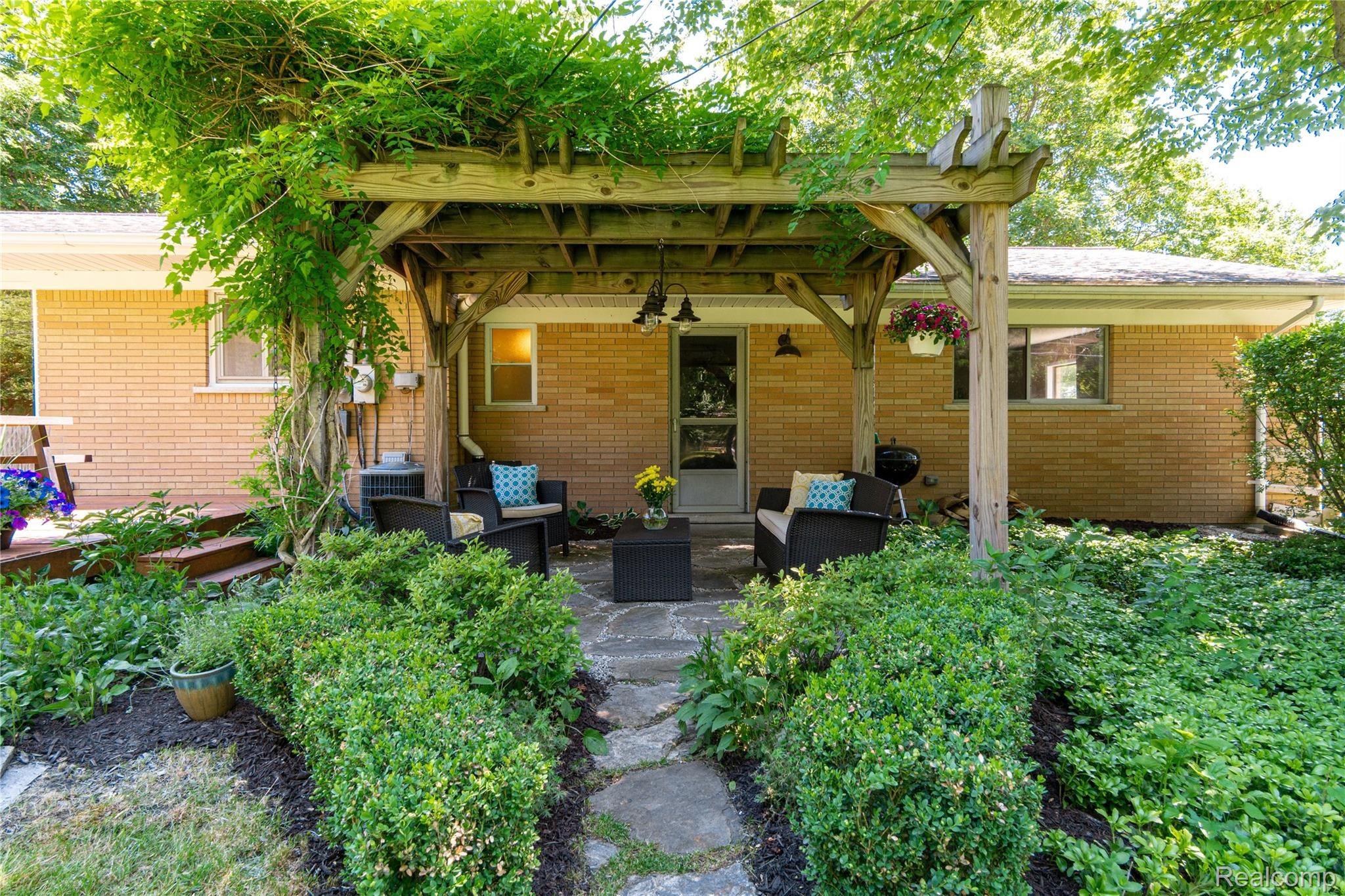93 Texas Avenue Rochester, MI 48309 - Photo 34 of 39 Exteriors (10 of 14).jpg