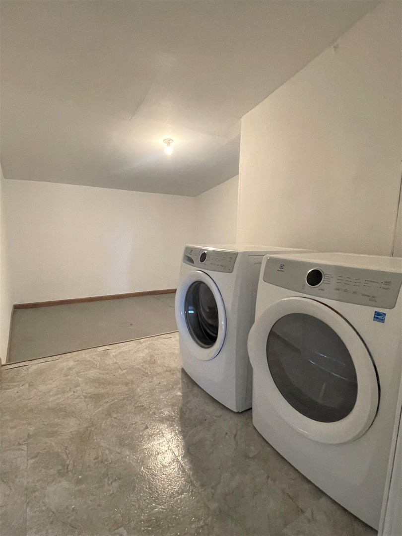 1119 New Lenox Road Joliet, IL 60433 - Photo 9 of 10 a utility room with dryer and washer