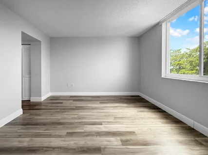 $1,700 | 919 Hillcrest Drive, Unit 511, Hollywood, FL 33021