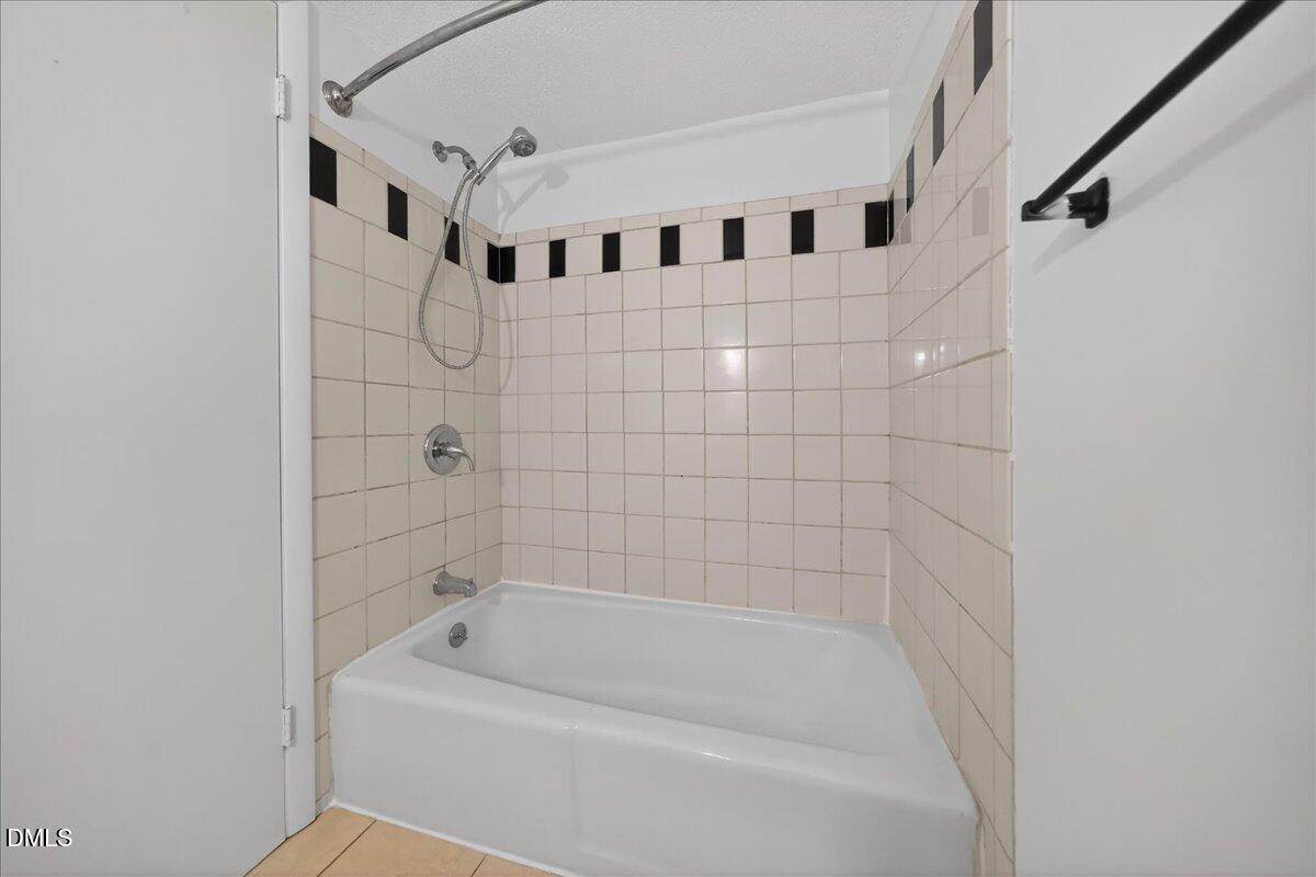 3088 Colony Road, Unit 3088D Durham, NC 27705 - Photo 15 of 25 a bathroom with bathtub