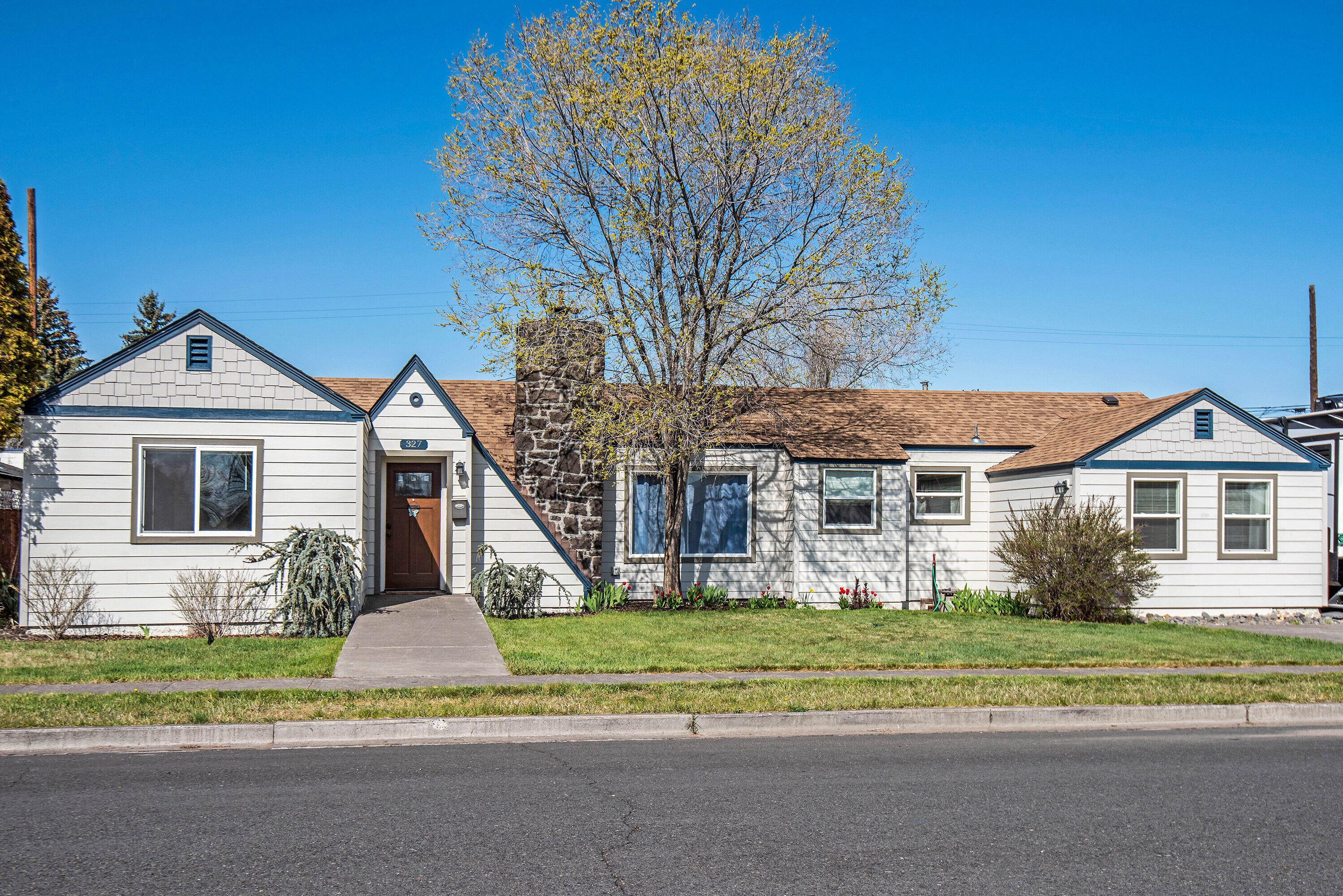 327 Southwest 10th Street Redmond, OR 97756 - Photo 1 of 23 327 SW 10th St Redmond OR-print-001-001-
