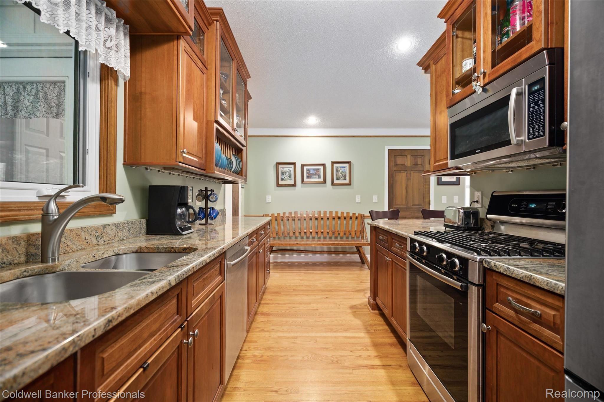 375 Hillview Street Rochester, MI 48306 - Photo 12 of 43 375-Hillview-Street-15.jpg