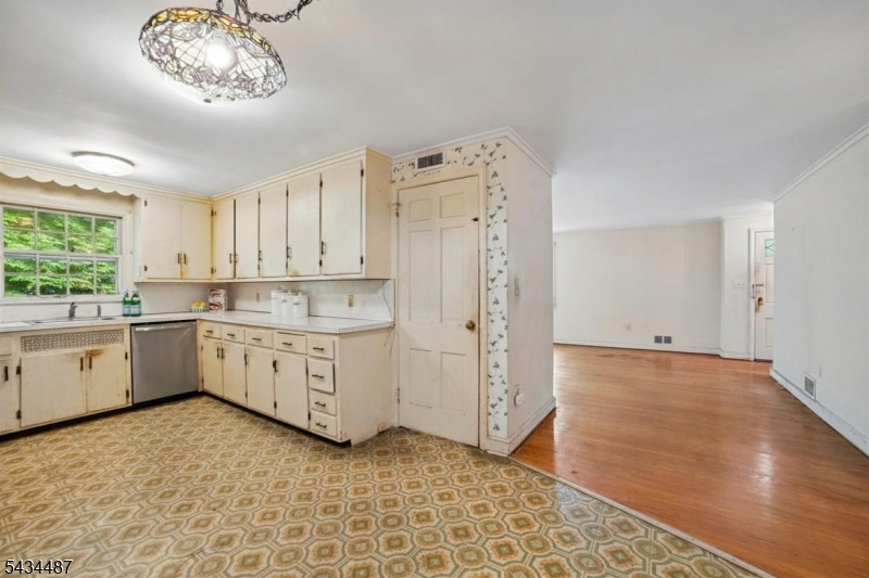 137 Beekman Road Summit, NJ 07901 - Photo 13 of 44