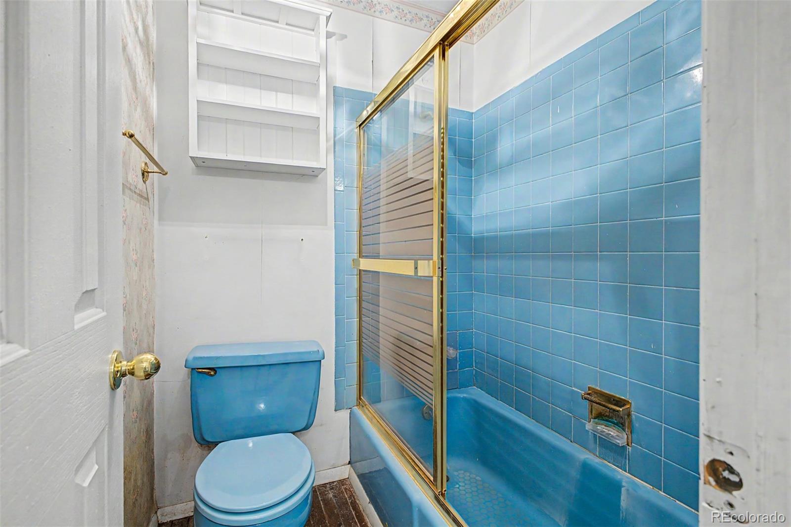 1600 Northwestern Road Longmont, CO 80503 - Photo 23 of 41 a white toilet sitting next to a shower