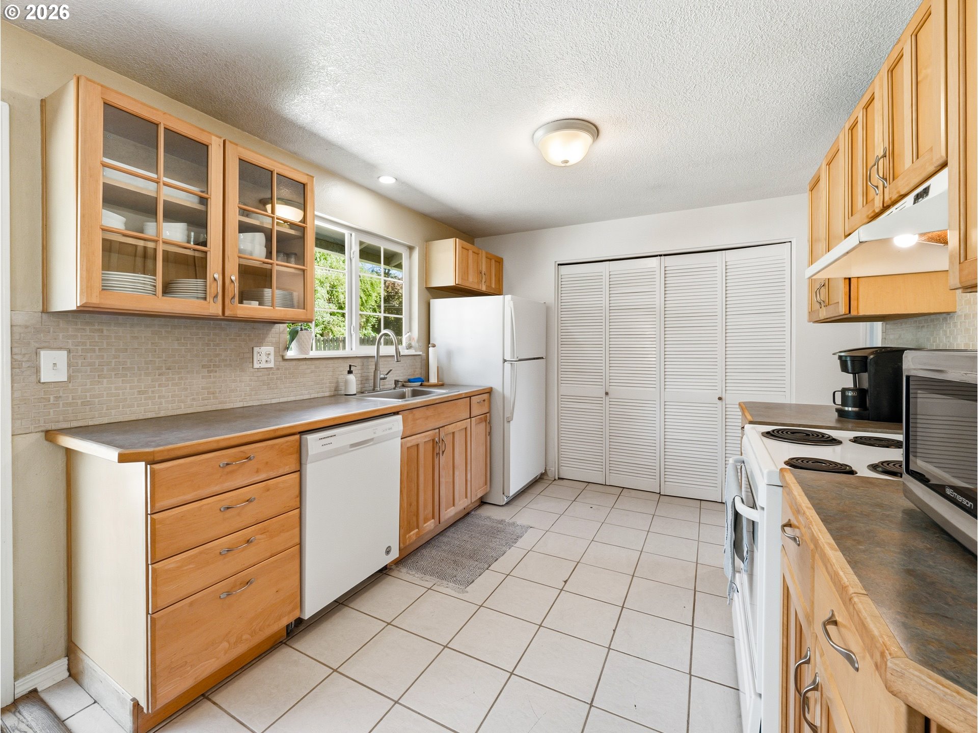 13467 Southwest Devonshire Drive Beaverton, OR 97005 - Photo 9 of 37 Kitchen
