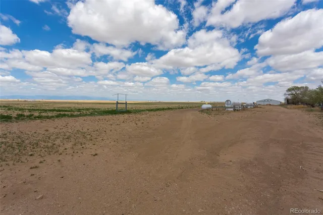 a picture of a wall with a bench