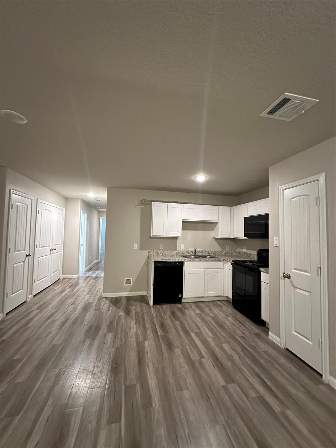 627 West Live Oak Street Angleton, TX 77515 - Photo 5 of 17