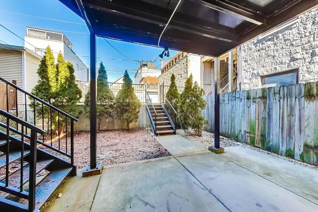 $2,150 | 1730 West Beach Avenue, Unit 1, Chicago, IL 60622