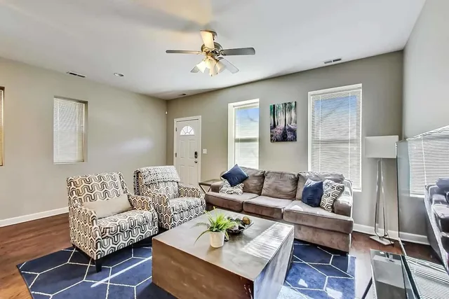 $2,150 | 1730 West Beach Avenue, Unit 1, Chicago, IL 60622