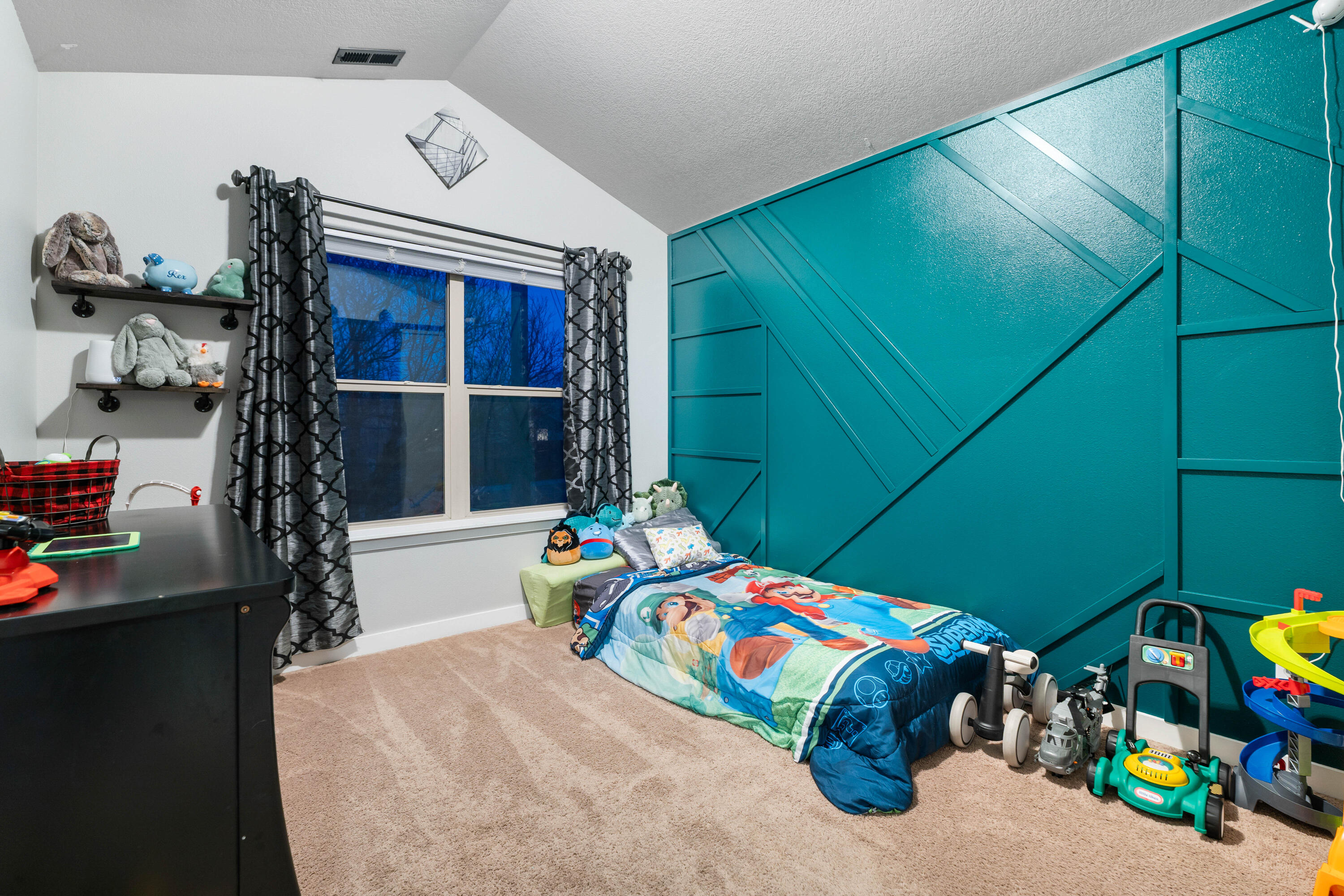 63201 Boyd Acres Road Bend, OR 97701 - Photo 15 of 32 15-Upstairs Bedroom 2