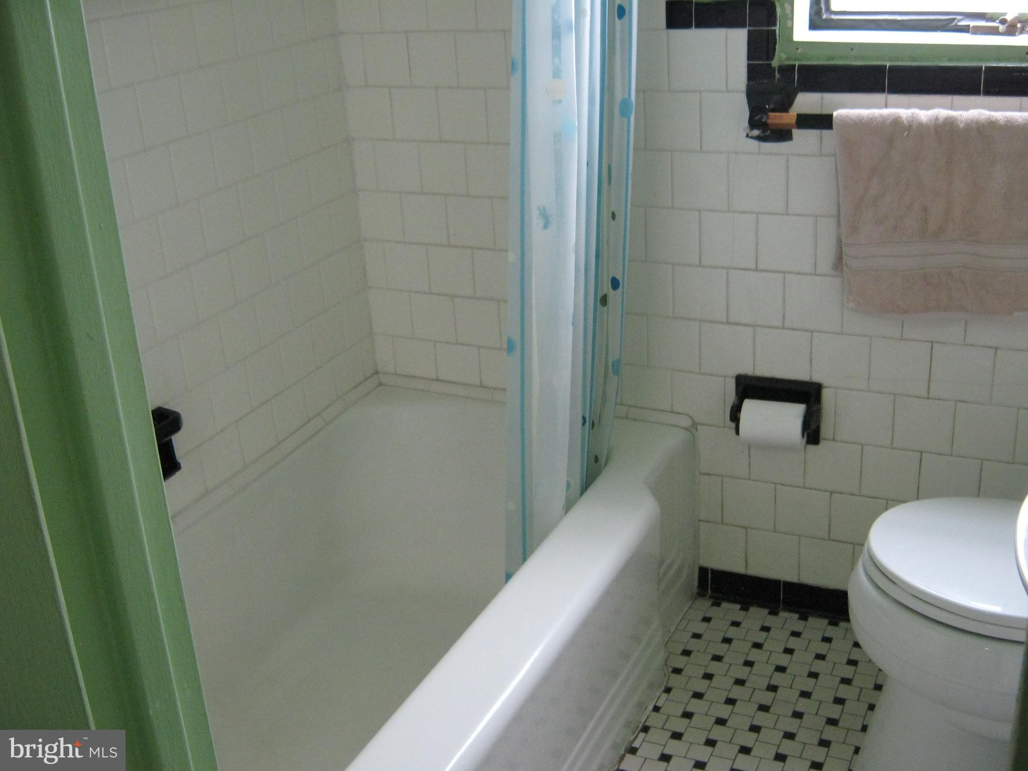 1141 Wedgewood Road Baltimore, MD 21229 - Photo 22 of 29 Up stairs bathroom with tub.