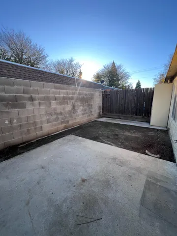 a view of a backyard