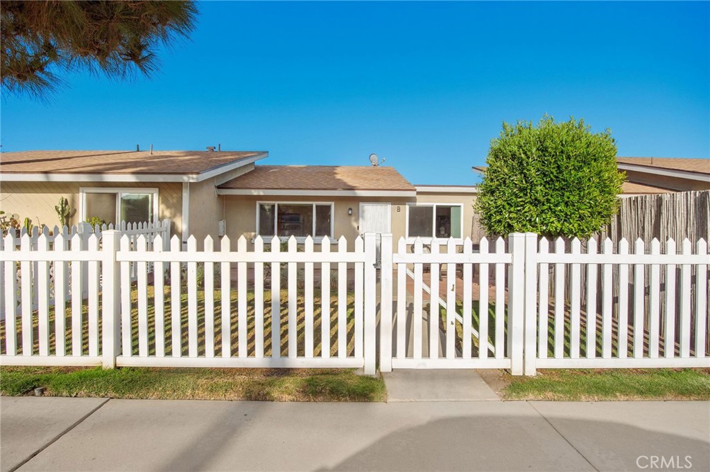 204 Springfield Avenue Huntington Beach, CA 92648 - Photo 19 of 40 Unit B - Yard