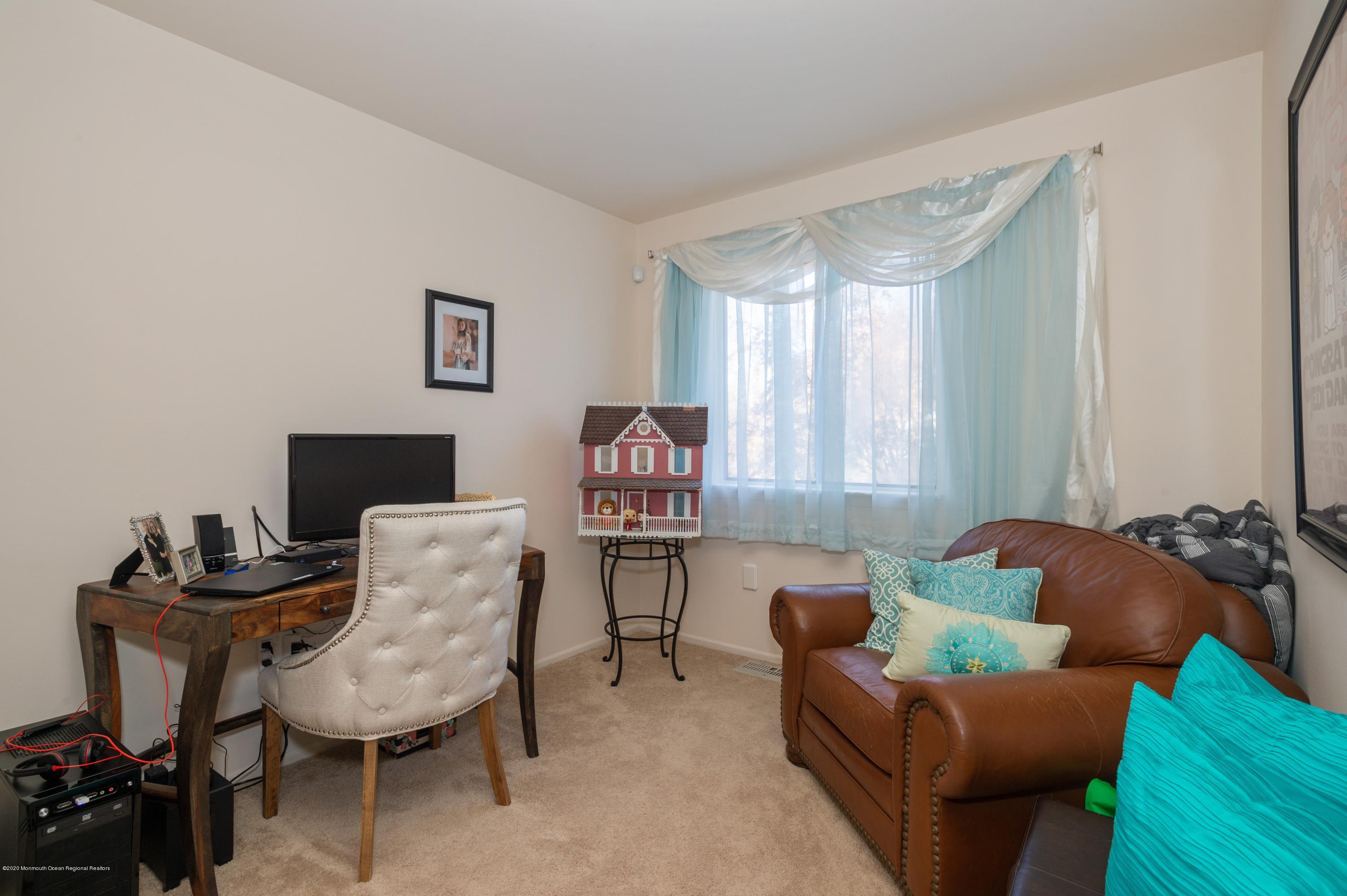 9 Robin Road Howell, NJ 07731 - Photo 12 of 20 14_9RobinRd_3_FamilyRoom_HiRes