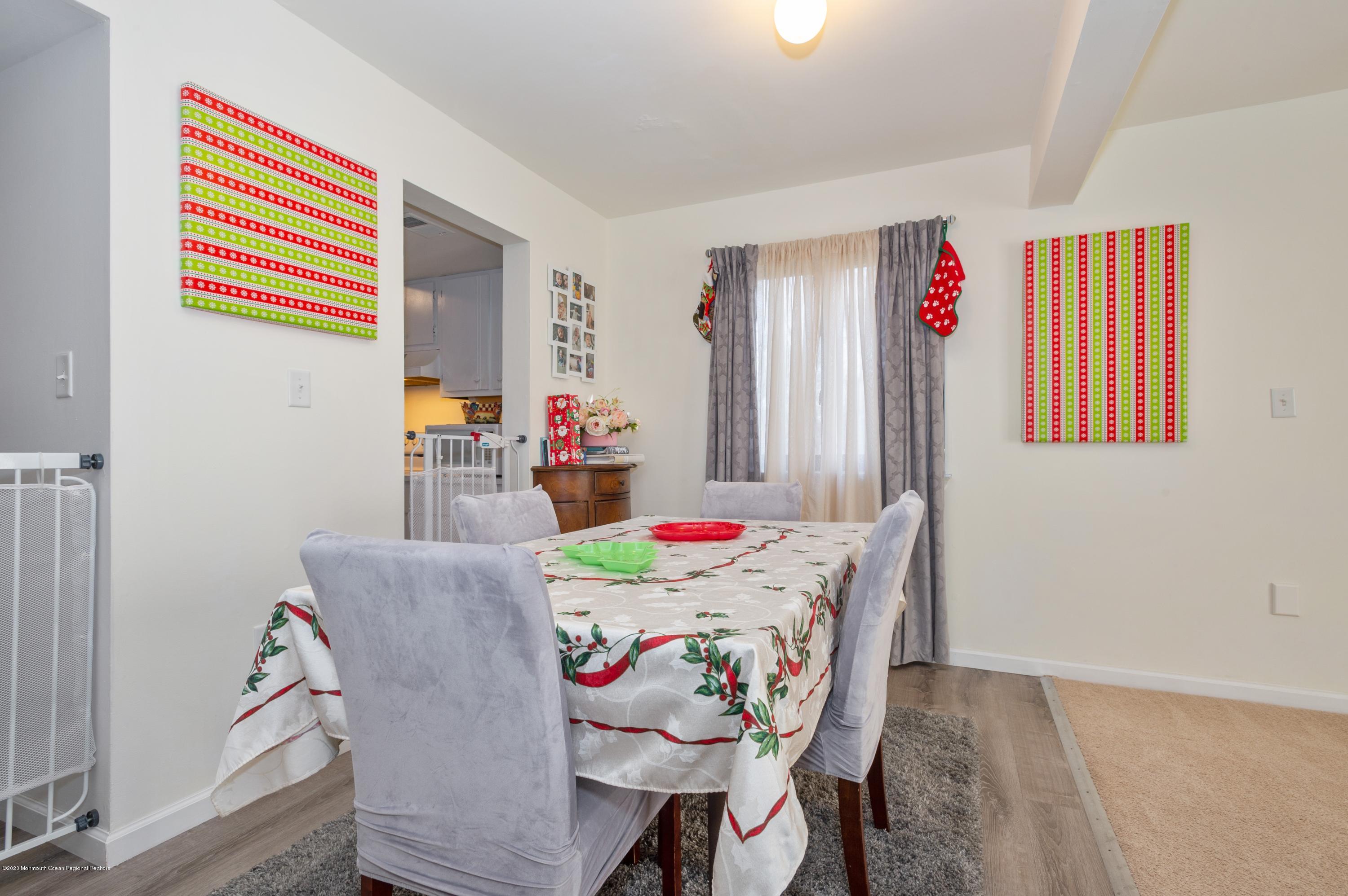 9 Robin Road Howell, NJ 07731 - Photo 15 of 20 13_9RobinRd_369001_DiningRoom_HiRes