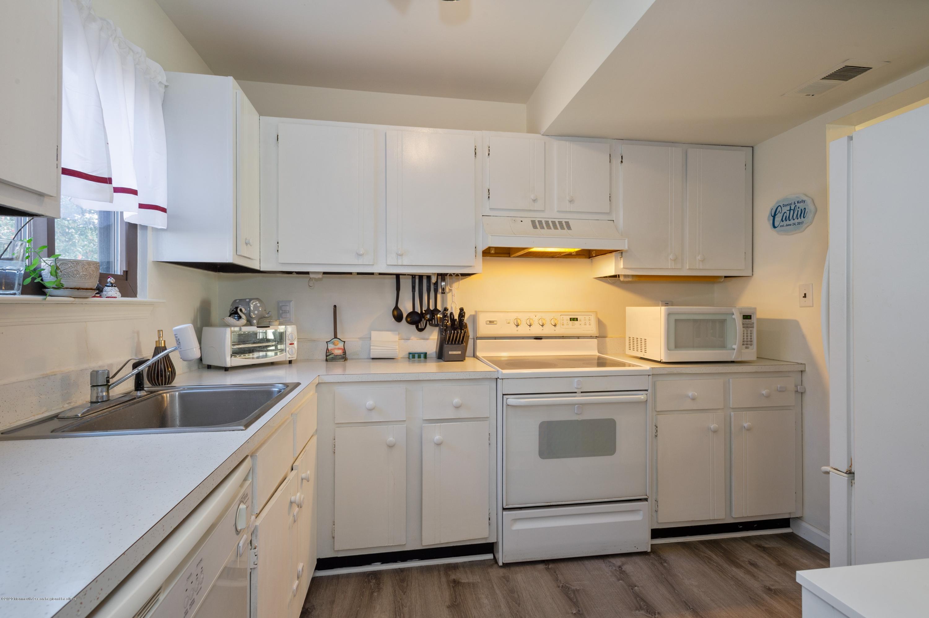 9 Robin Road Howell, NJ 07731 - Photo 3 of 20 08_9RobinRd_5_Kitchen_HiRes