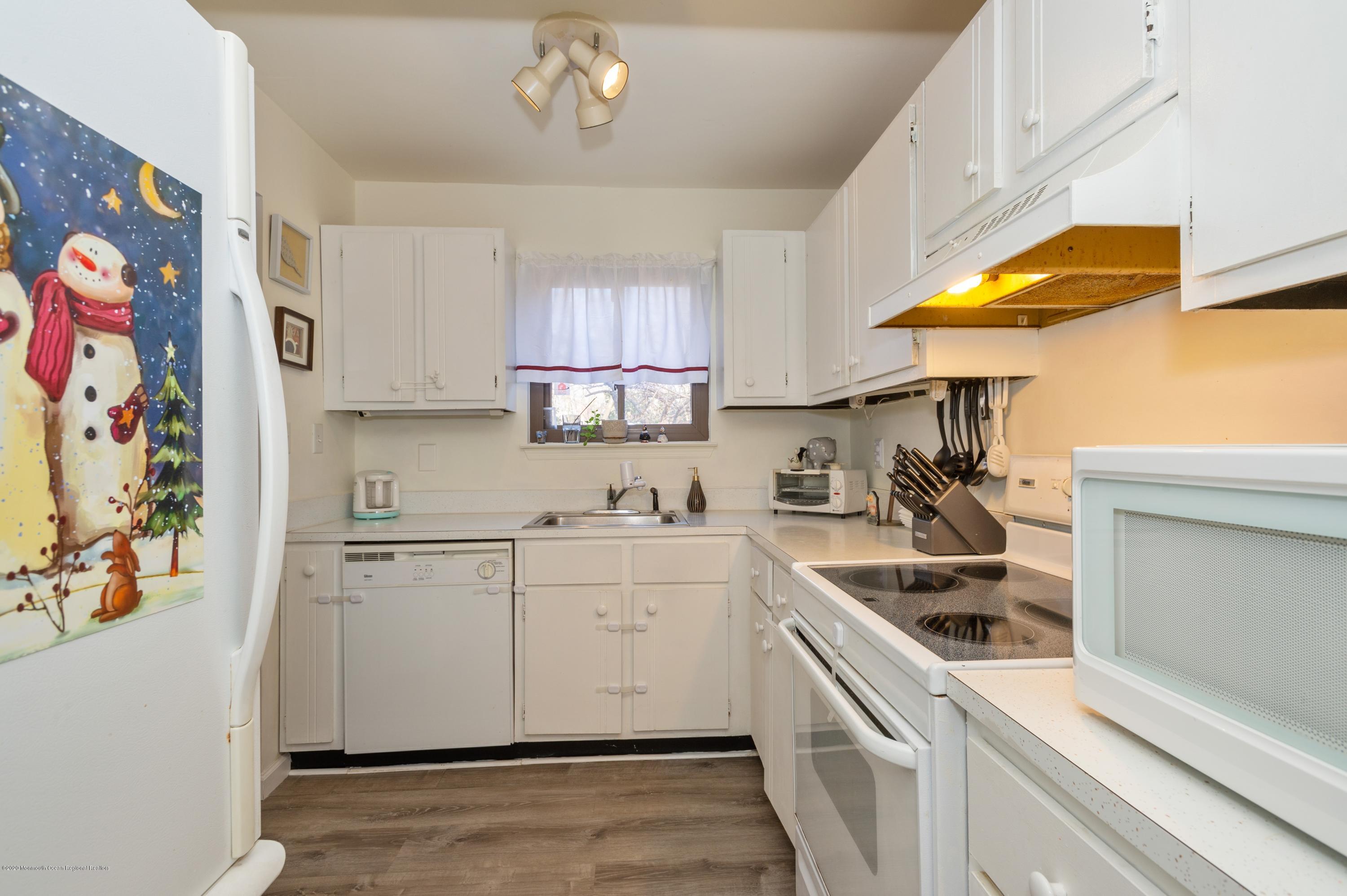 9 Robin Road Howell, NJ 07731 - Photo 4 of 20 09_9RobinRd_177001_Kitchen_HiRes
