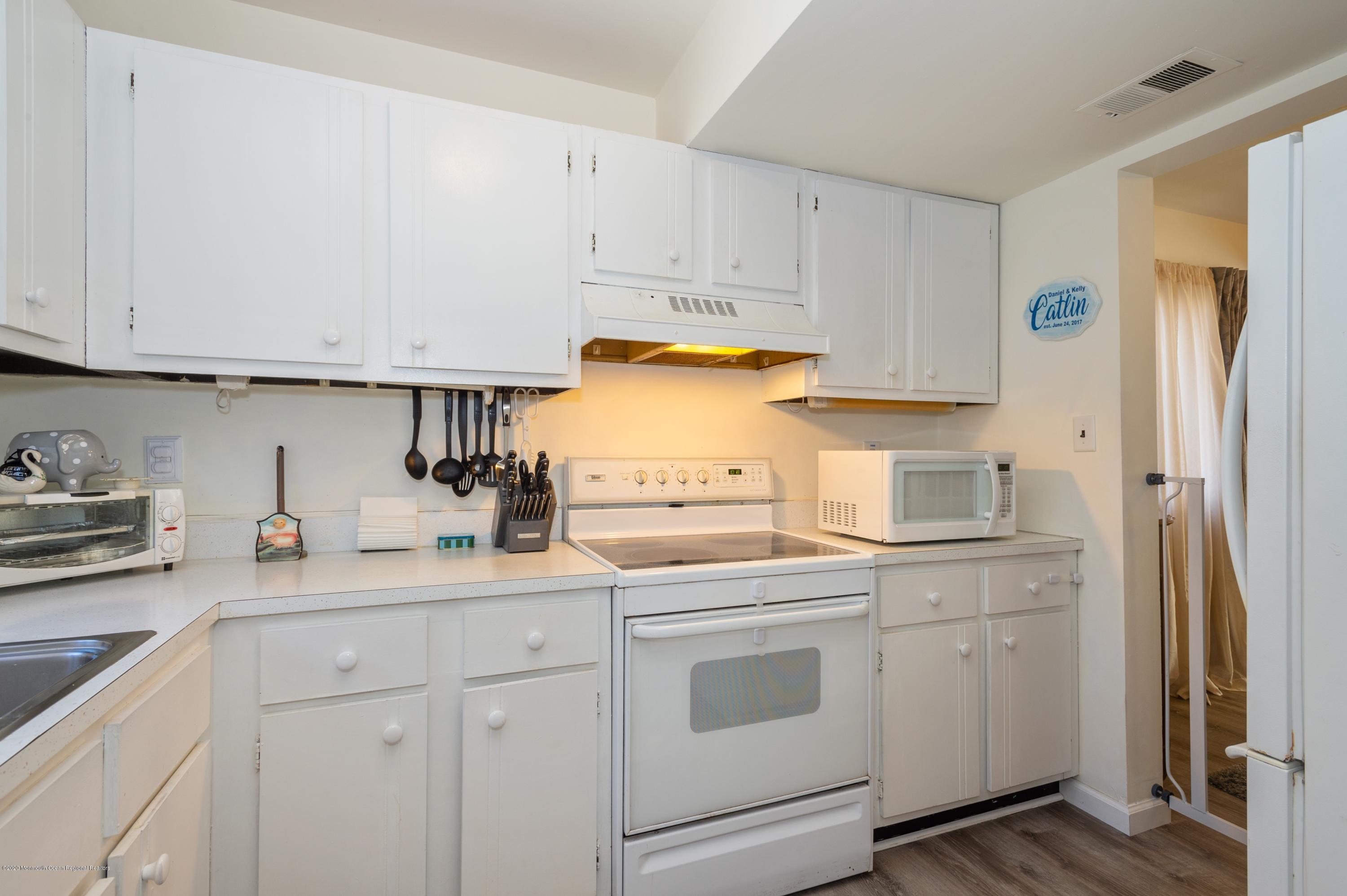 9 Robin Road Howell, NJ 07731 - Photo 5 of 20 10_9RobinRd_177002_Kitchen_HiRes