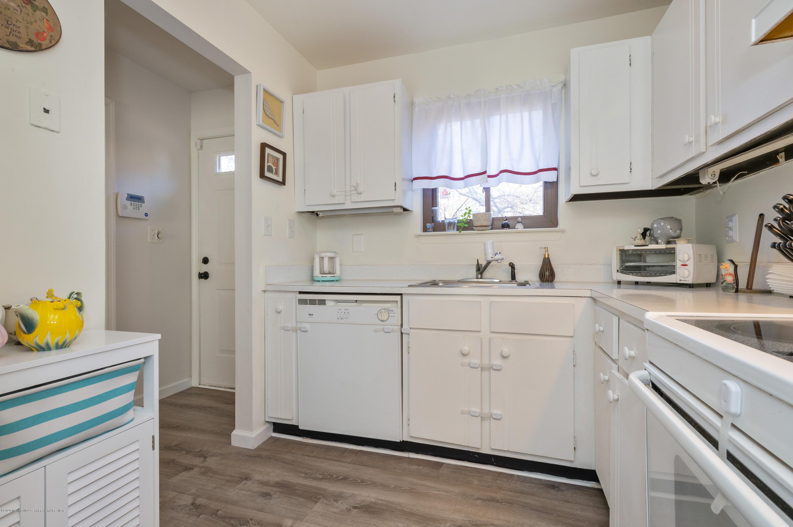 9 Robin Road Howell, NJ 07731 - Photo 6 of 20 11_9RobinRd_177003_Kitchen_HiRes