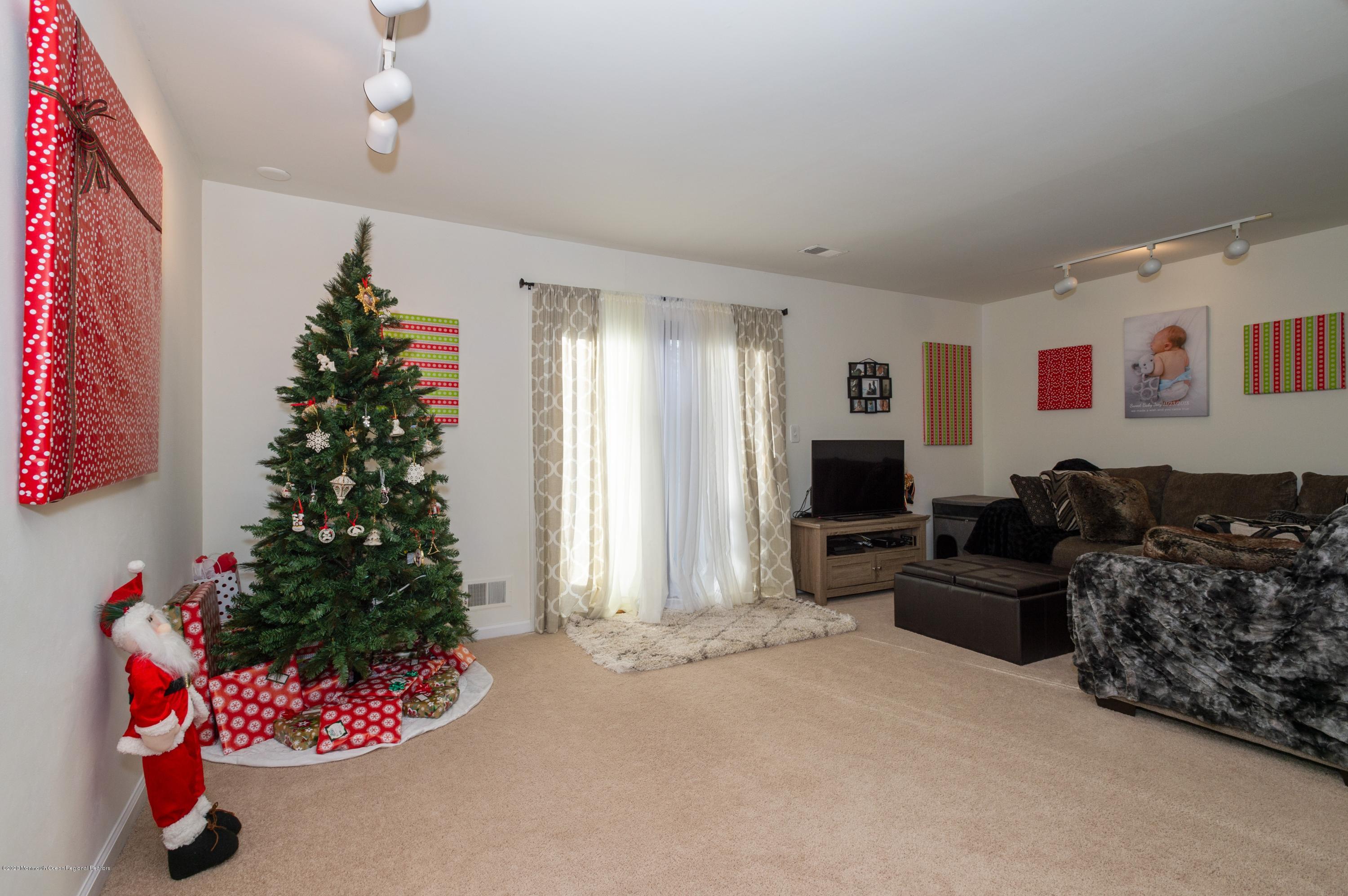 9 Robin Road Howell, NJ 07731 - Photo 9 of 20 04_9RobinRd_1_LivingRoom_HiRes