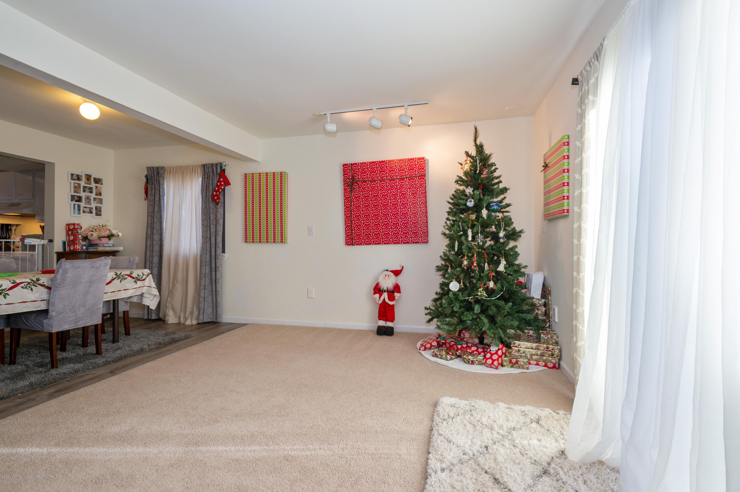 9 Robin Road Howell, NJ 07731 - Photo 10 of 20 06_9RobinRd_93_LivingRoomDiningRoom_HiRe