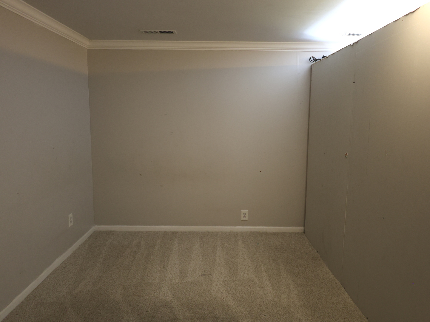 917 North Linden Avenue Waukegan, IL 60085 - Photo 10 of 14 a view of an empty room